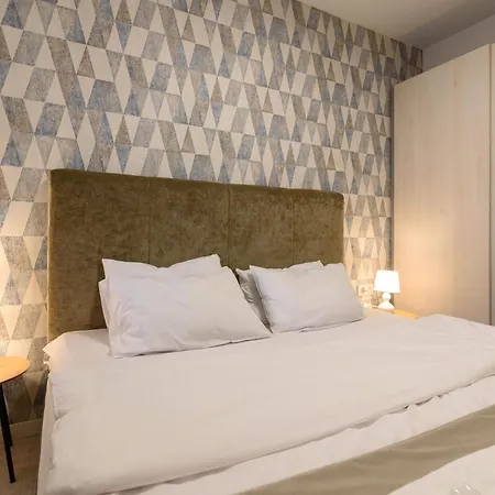 Bonbon Next To Gondola * بانسكو