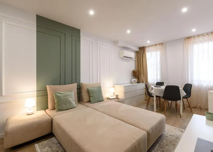 Bonbon Next To Gondola Apartment