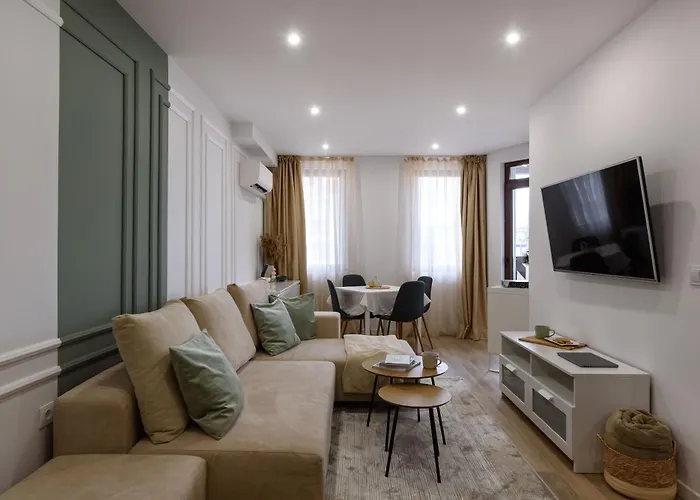 Bonbon Next To Gondola Apartment