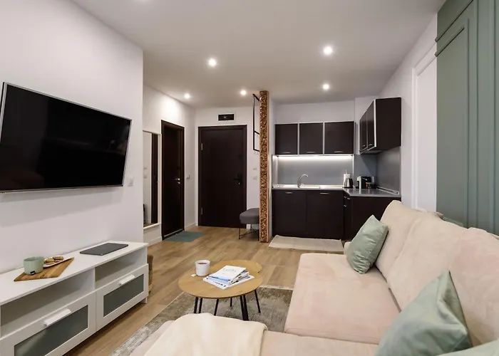 Bonbon Next To Gondola Apartment